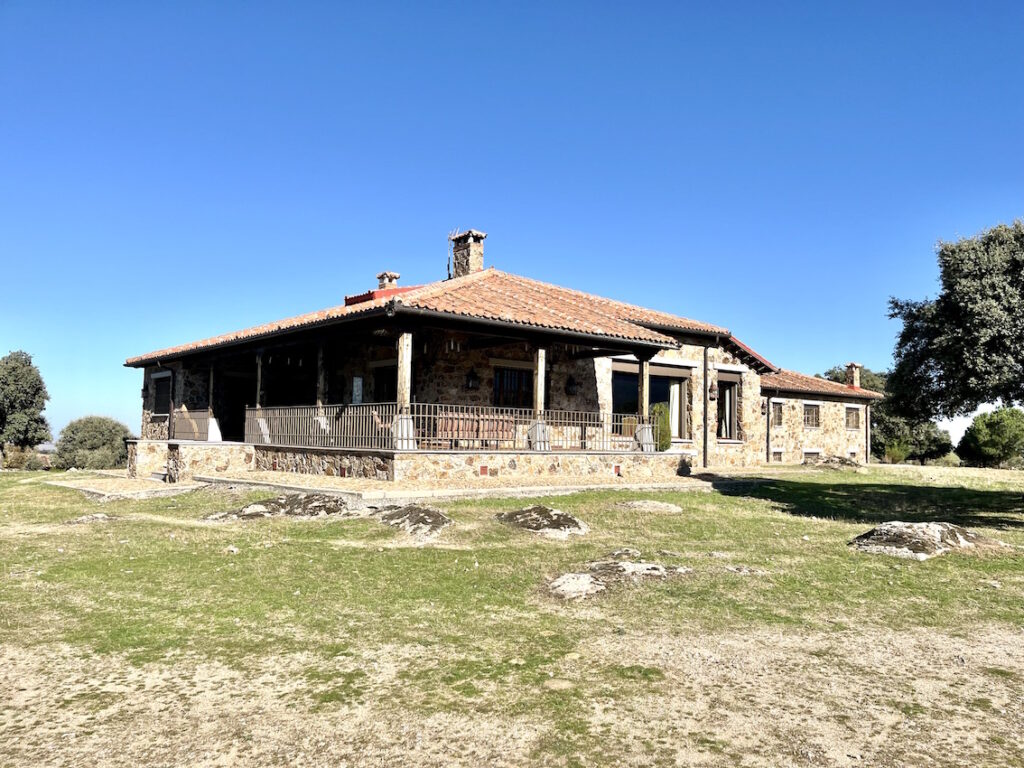 Verkauf eines Grundstücks in der Provinz Segovia von 7,4 Hektar und eines Hauses von 950 m2.