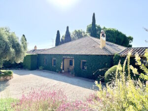 Venta de casa en la comunidad de  Madrid, de 3 hectáreas y casa de 320 m2.